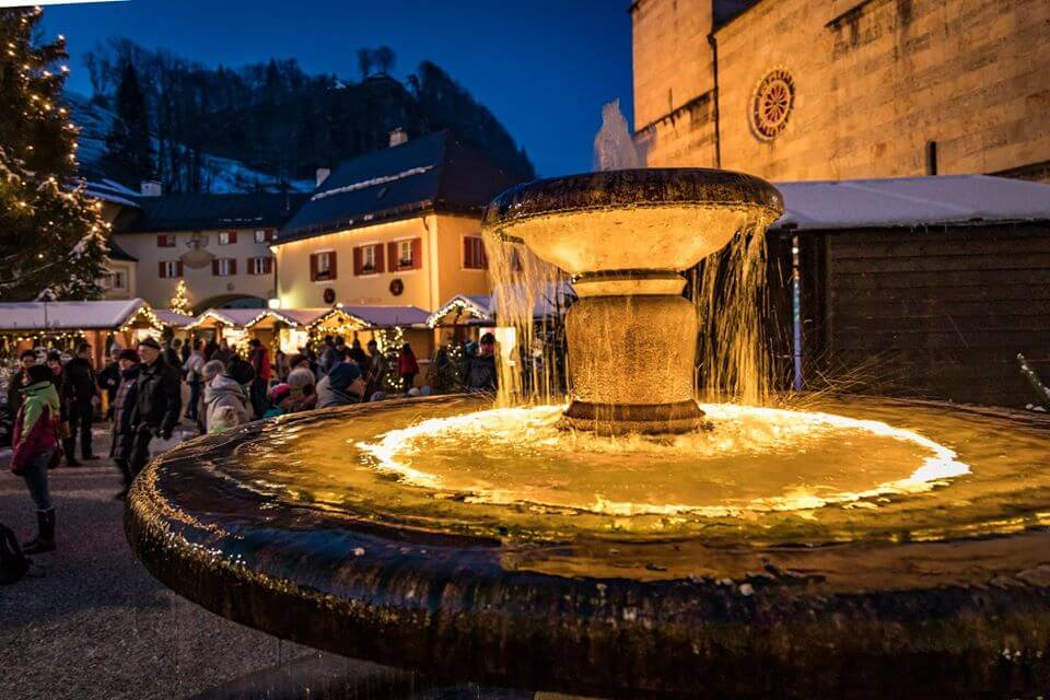 Fontana illuminata al mercatino dell'Avvento di Berchtesgaden
