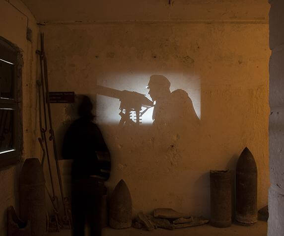 Forte Belvedere, la silhouette di un soldato alla mitragliatrice