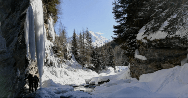 Escursioni lungo torrenti ghiacciati a Cogne